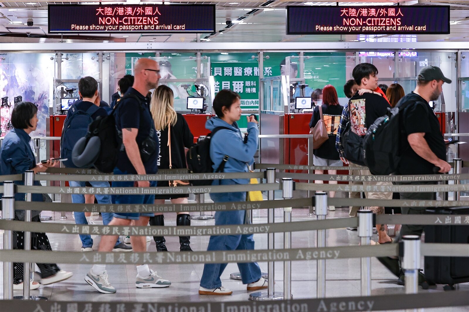 交通部日前公布「一一三年來台旅客消費及動向調查」,數據顯示,想來台灣玩一趟的人在大量流失中。圖為自桃機入境台灣的外國旅客。記者黃仲明/攝影