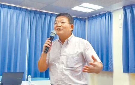 
去年初從核三廠退休的技術經理羅富國17日強調，接觸這麼久，「他也沒變成畸形」，核能是安全的，希望屏東鄉親支持。（謝佳潾攝）
