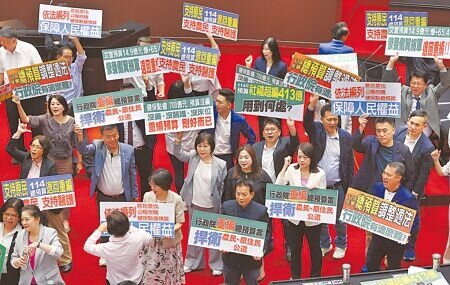 
行政院21日將拍板明年度中央政府總預算案，軍公教是否加薪引發關注。圖為2024年立法院表決總預算案。（本報資料照片）
