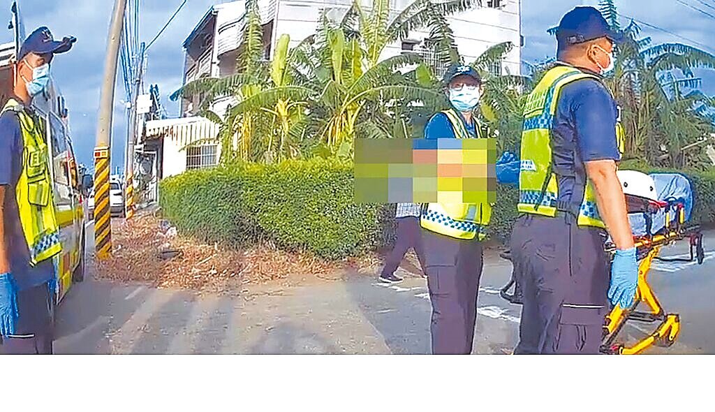 嘉義縣黃姓老夫妻陳屍家中,救護人員到場,但已明顯死亡未送醫。(嘉義縣消防局提供)