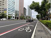 高雄車站兩側站東、站西路「缺乏自行車道」　騎士被迫騎上人行道