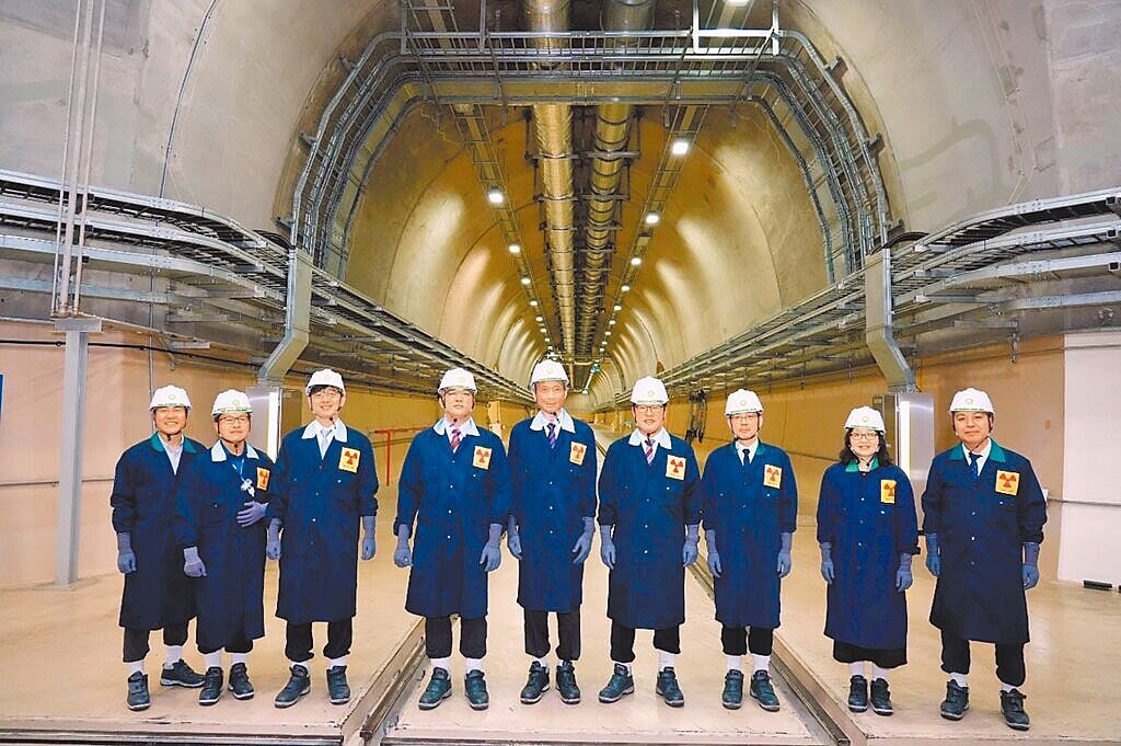 清華大學訪問團日前到韓國原子能環境公司,在中低階放射廢棄物最終處置地下隧道內合影。圖/葉宗洸提供