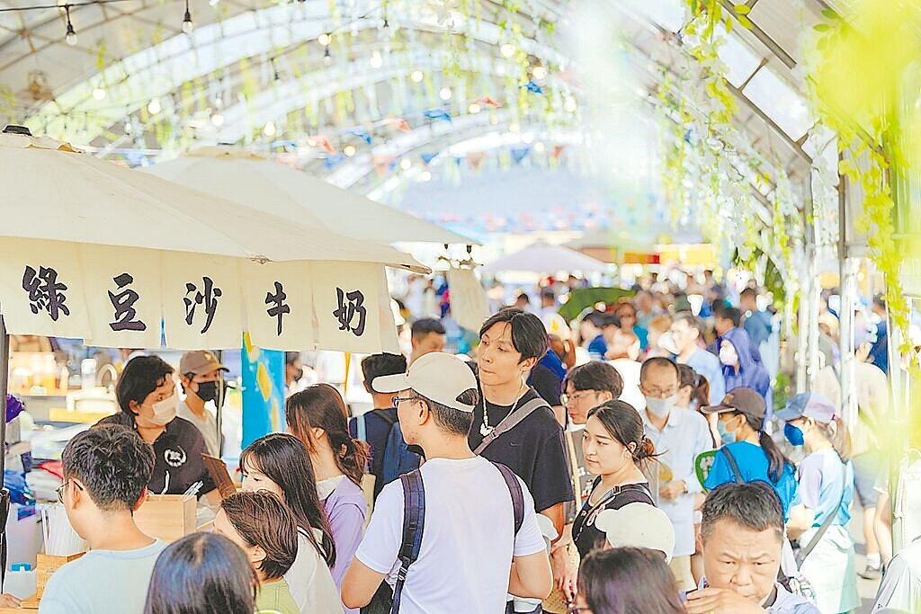 高雄周末活動滿檔,市府觀光局16、17日接連舉辦「大港閱冰」冰品嘉年華、旗津風箏節、愛河畔蔬食市集等活動,吸引上萬遊客同樂。圖/高市府觀光局提供