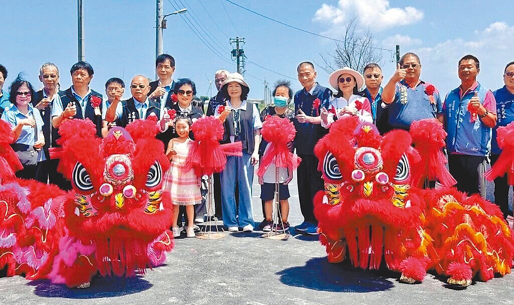 彰化縣芳苑鄉獲得嘉義市嘉邑行善團慷慨捐助500萬元,打掉「海尾橋」重建新橋,並命名為「善尾橋」,17日舉辦「善尾橋」完工啟用典禮。圖/芳苑鄉公所提供