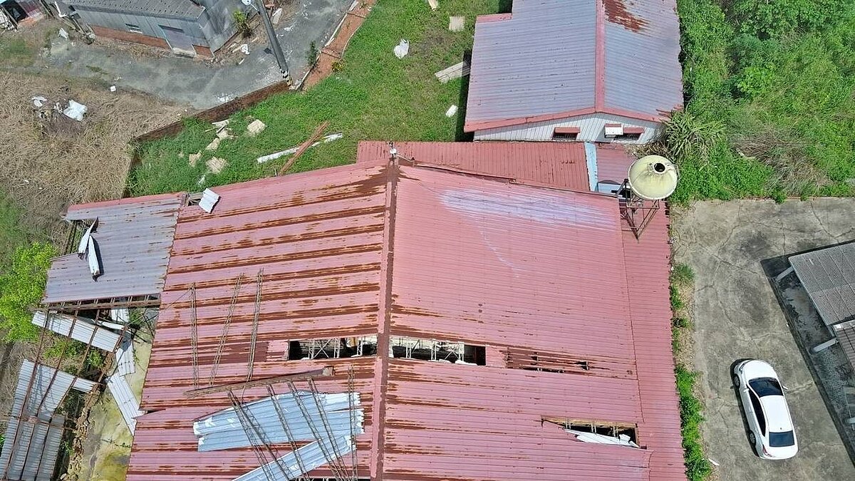 台南大雨過後病媒蚊陽性率大增,登革熱防治中心結合消防局,出動無人機巡查,針對積水處投藥防治。圖/南市衛生局提供