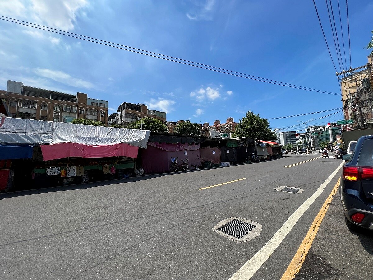 樹林區博愛街一處公有土地長期遭鐵皮屋、攤販占用，養工處偕同相關局處排除占用，新增141個機車免費停車格，解決車輛違停等亂象。圖為改善前／新北市政府提供