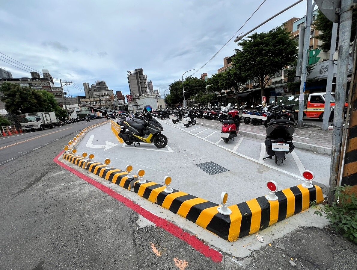 新北市政府推動「新北美樂地2.0」專案，將位於樹林區博愛街的一處公有地上占用物排除並活化為停車空間，發揮土地最大使用效益。圖為改善後／新北市政府提供

