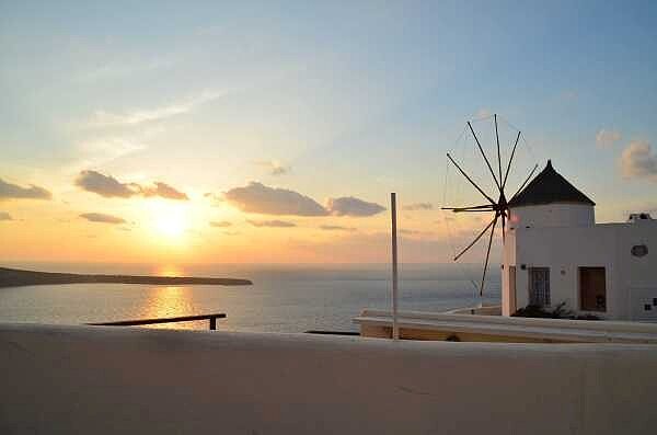 希臘聖托里尼的海景公寓,細心找也是能找到親民價格。(Anson Chang提供)