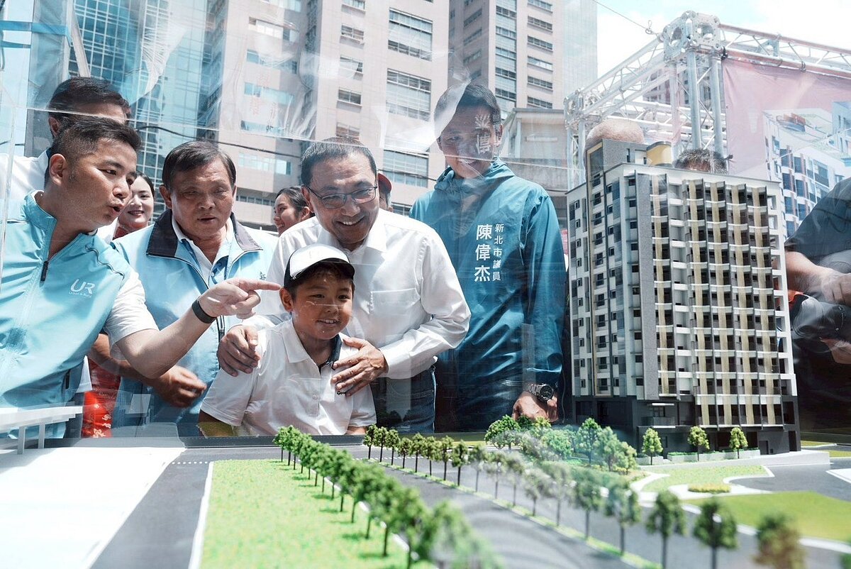 新北市長侯友宜攜幼童一起期盼「淡水海天段青年社會住宅」完工。圖／新北市政府提供