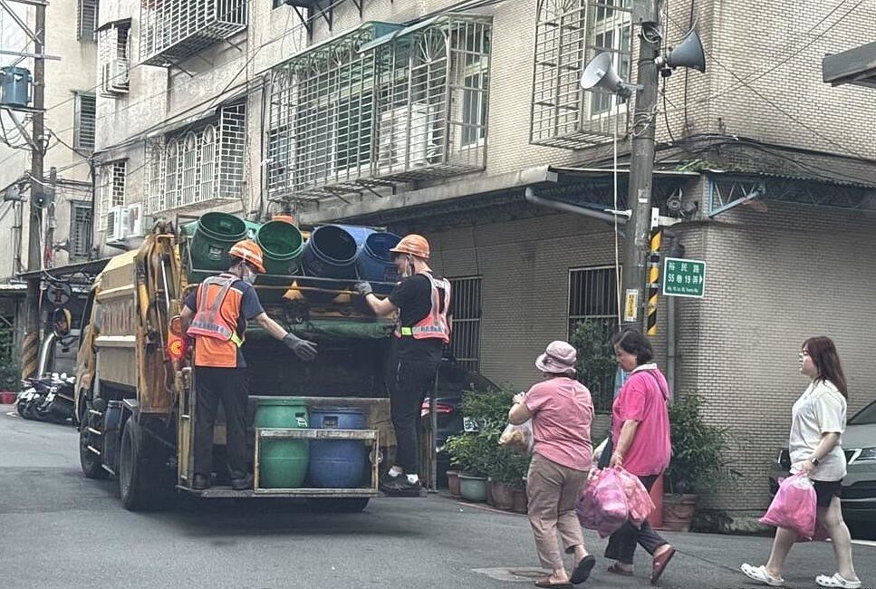 環保局重點補助轄內低收入戶、中低收入戶、中低收入老人、弱勢兒少及符合身心障礙者生活補助等資格的市民,提供一年份購買專用垃圾袋的費用。圖/新北市環保局提供