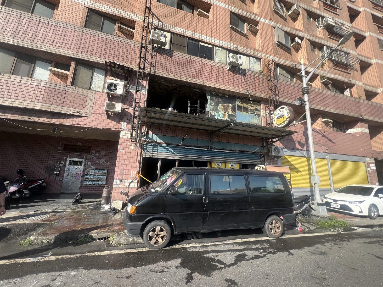 高雄林園區中門路一處10樓建物今天清晨4時發生火警釀3人死亡,起火點一樓因有大量騎樓違建,堆置不少商家雜物,大樓主委痛批已影響逃生動線。記者王昭月/攝影