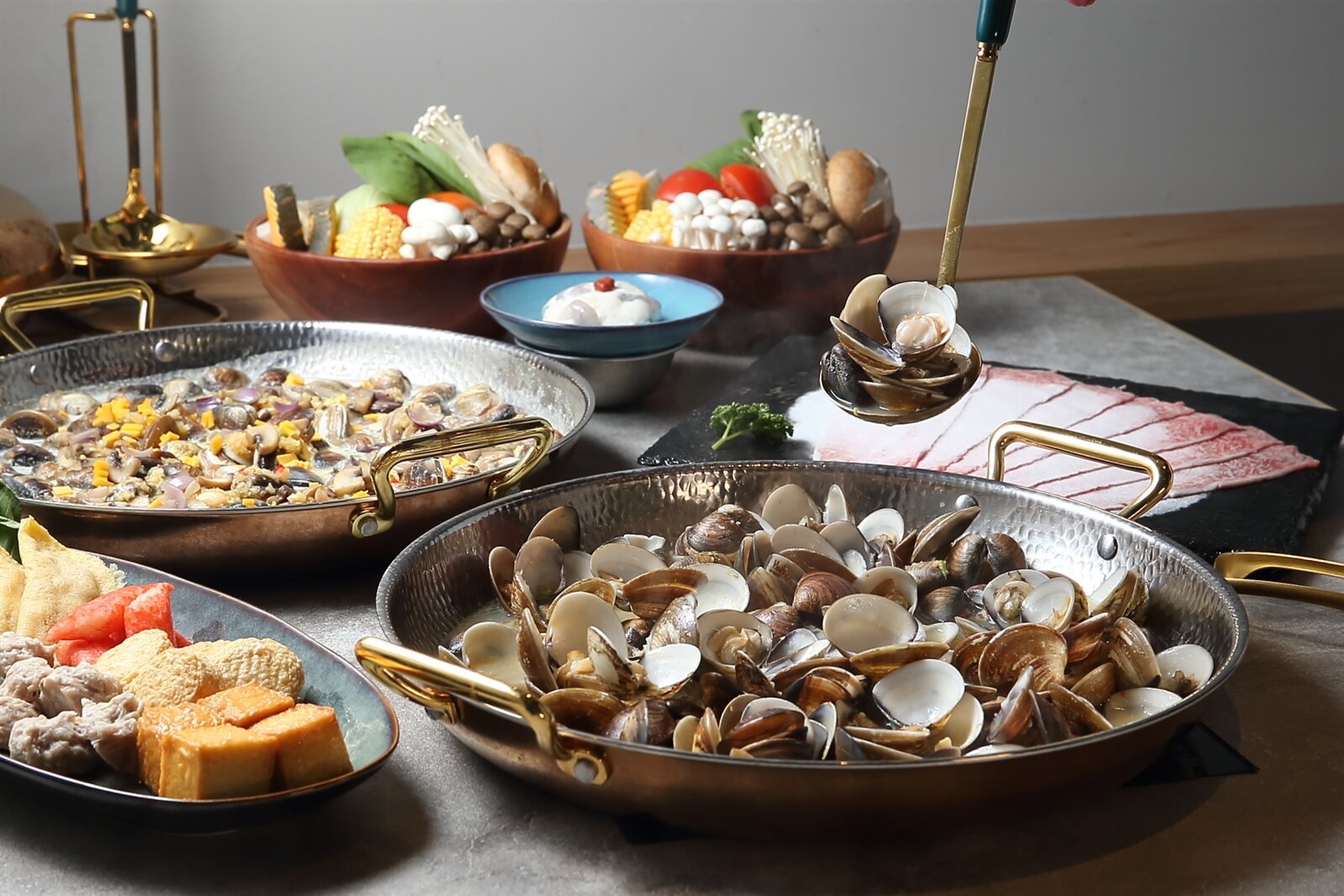 以大量蛤蜊、蒜頭燉煮的「正宗卜卜蜆」。記者陳睿中/攝影