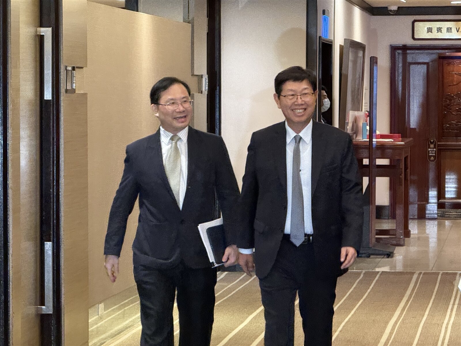 電電公會理事長暨鴻海董事長劉揚偉(右)與電電公會秘書長林全能。記者蕭君暉/攝影