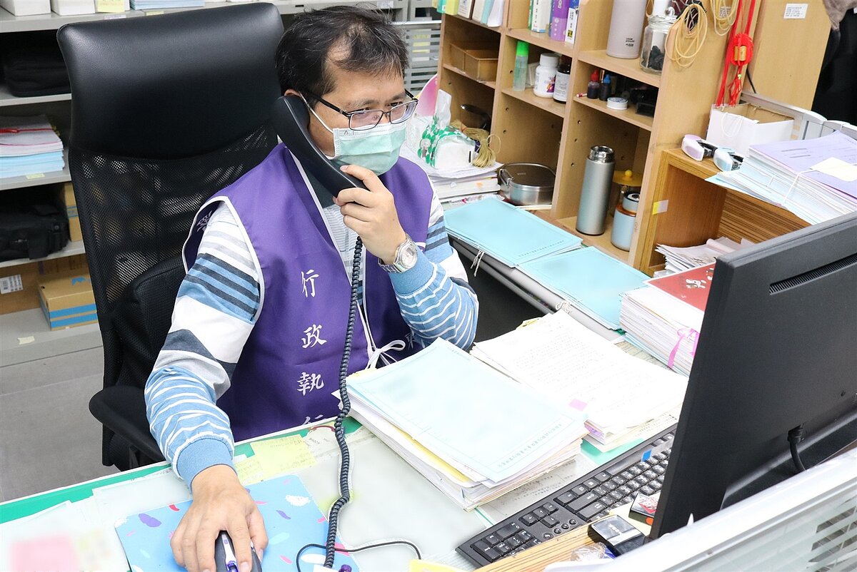 行政執行官執行案件與當事人電訪溝通。圖為示意圖。圖/行政執行署屏東分署提供