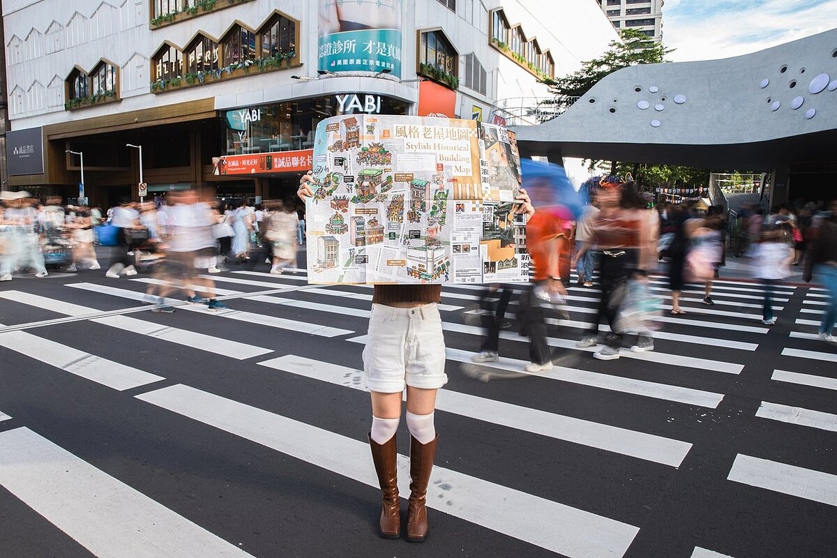 誠品生活南西即日起推出《台灣老屋。新浪潮》中英雙語觀光地圖,邀請英國插畫家Tom Parker繪製與耕耘老屋研究10年的「老屋顏」攝影並共同推薦北市西區多處「被賦予新生命」的老宅。圖/誠品生活提供