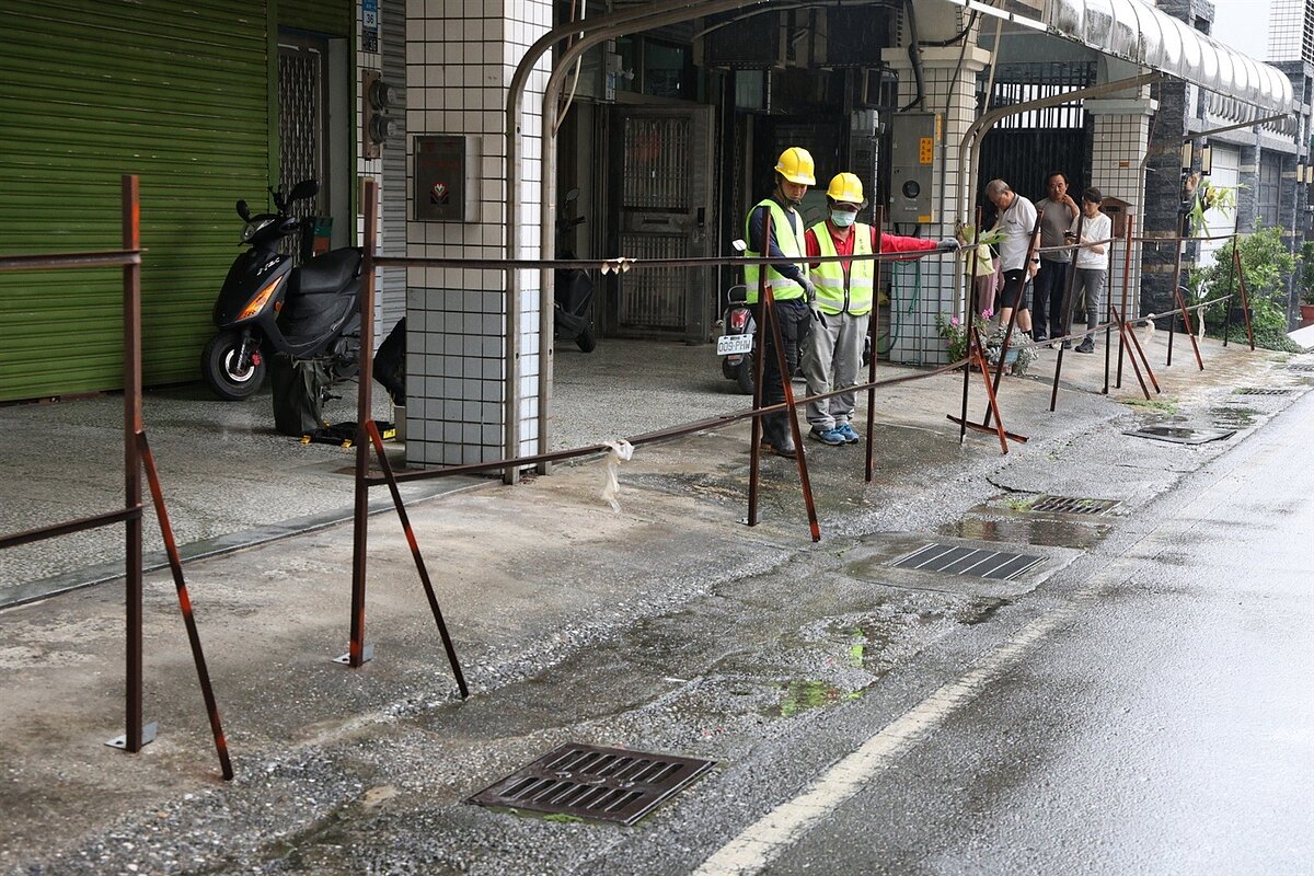 花蓮吉安鄉福興一街6戶民宅前的道路,曾被新地主架鐵架阻擋進出,造成居民9個月車輛無法通行。圖/吉安鄉公所提供