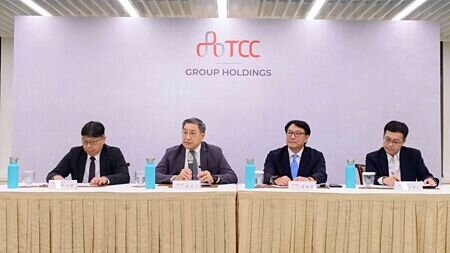 三元能源科技總經理薛人禎(左起)、台泥董事長張安平、台泥總經理程耀輝13日召開記者會,說明三元高雄廠火災事件對台泥財務影響程度,以及後續處置。圖∕袁延壽