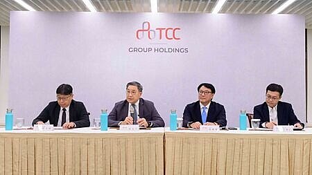 三元能源科技總經理薛人禎(左起)、台泥董事長張安平、台泥總經理程耀輝13日召開記者會,說明三元高雄廠火災事件對台泥財務影響程度,以及後續處置。圖∕袁延壽