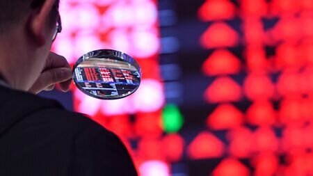 
台股13日盤中最高衝上24,406點，台積電一馬當先站上1,200元整數大關，再刷史上新高價，31檔上市櫃股股價同步刷新高，合計247萬股東樂開懷。圖∕本報資料照片
