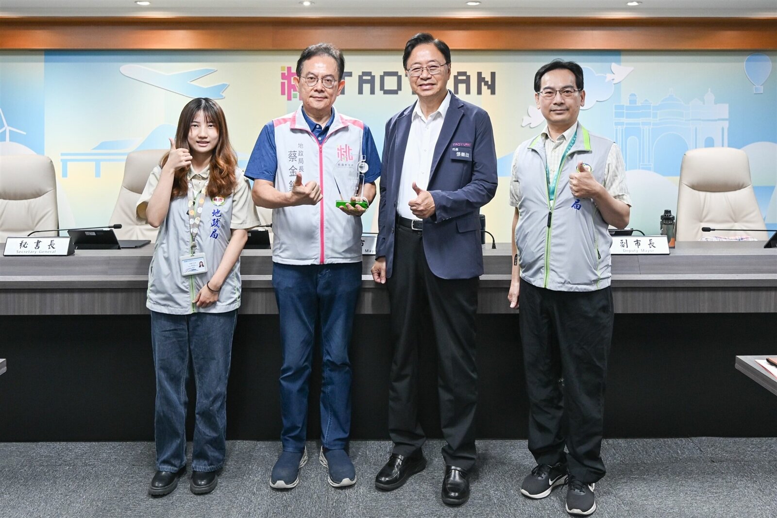 桃園市長張善政接受地政局呈獻榮獲台灣地理資訊學會第21屆金圖獎「最佳應用系統獎」。圖：市府提供