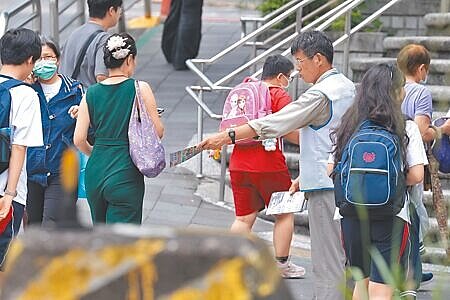 美國祭出對等關稅,行政院預估恐衝擊「4.2萬至5.9萬名勞工」,勞動部祭出擴大「僱用安定措施」,適用至9行業。圖為示意圖非當事人。(杜宜諳攝)