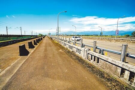 宜蘭縣政府廢止舊蘭陽大橋歷史建築身分,文化部發文指「疑有違失之虞」。圖右為現今仍通行的蘭陽大橋,圖中為舊橋,圖左為台鐵列車通行的鐵路橋。(本報資料照片)