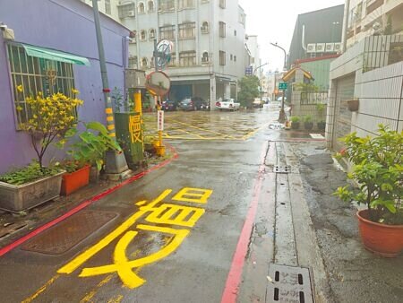 
高雄市三民區天祥一路100巷與鼎強街151巷口，民眾發現有婦人持油漆刷，自行畫上「慢」字，高雄市交通局提醒此行為已觸法可開罰。（任義宇攝）
