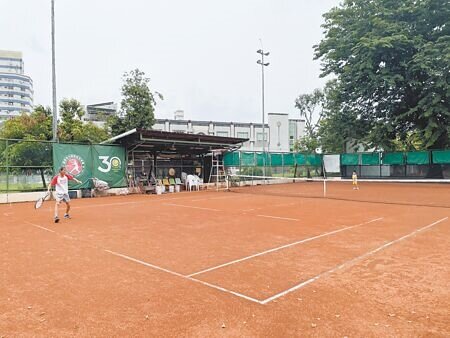 
高雄市大樹網球場老舊問題嚴重，紅土球場硬化、不平整，導致民眾容易受傷，因此盼相關單位協助修繕，讓大家保有好的運動場所。（洪浩軒攝）
