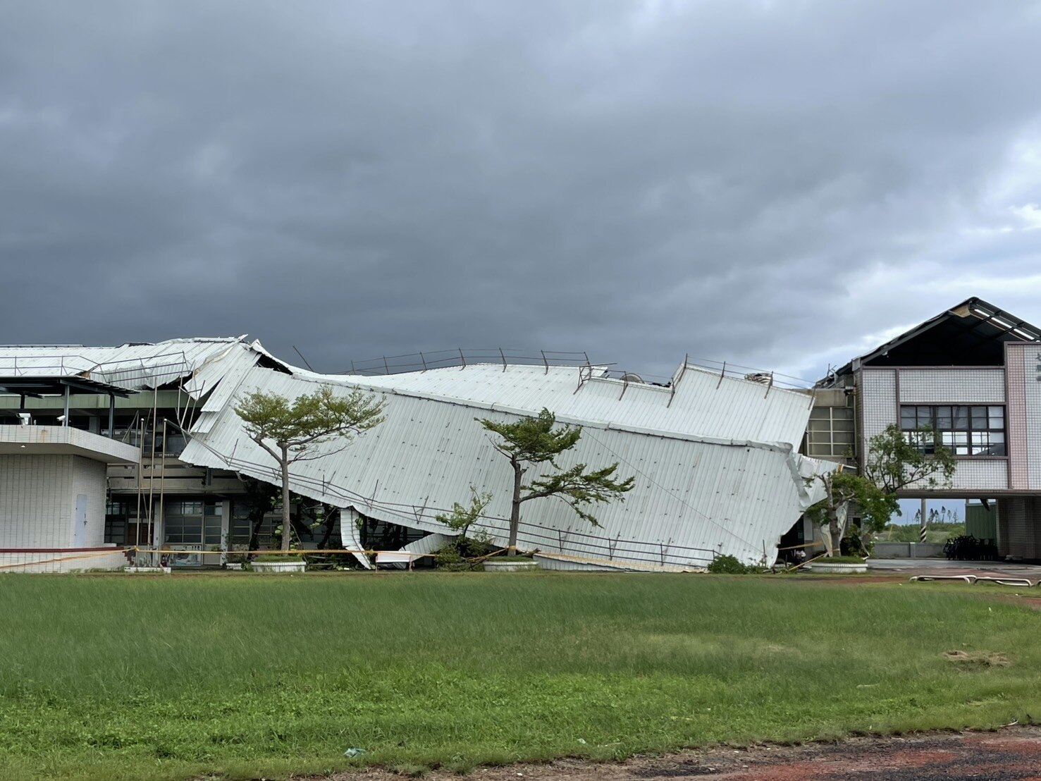 楊柳颱風下午從台南七股區出海,已廢校的頂山國小,屋頂大片鐵皮被吹落。記者萬于甄/攝影