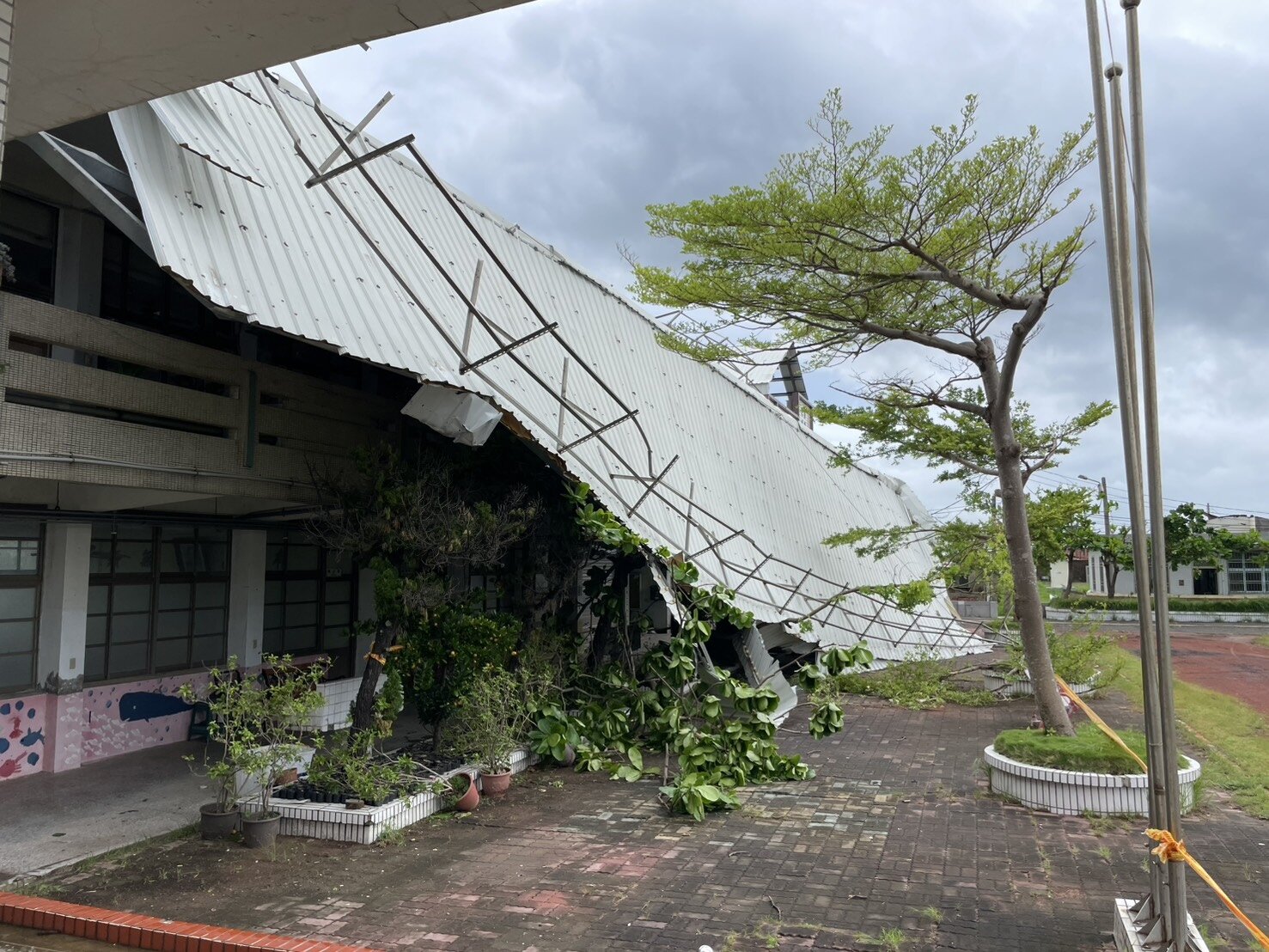 楊柳颱風下午從台南七股區出海,已廢校的頂山國小,屋頂大片鐵皮被吹落。記者萬于甄/攝影