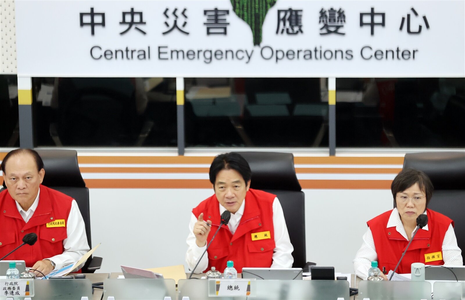 賴清德總統(中)下午前往中央災害應變中心,瞭解楊柳颱風最新災情監控及各縣市防災工作。記者曾學仁/攝影