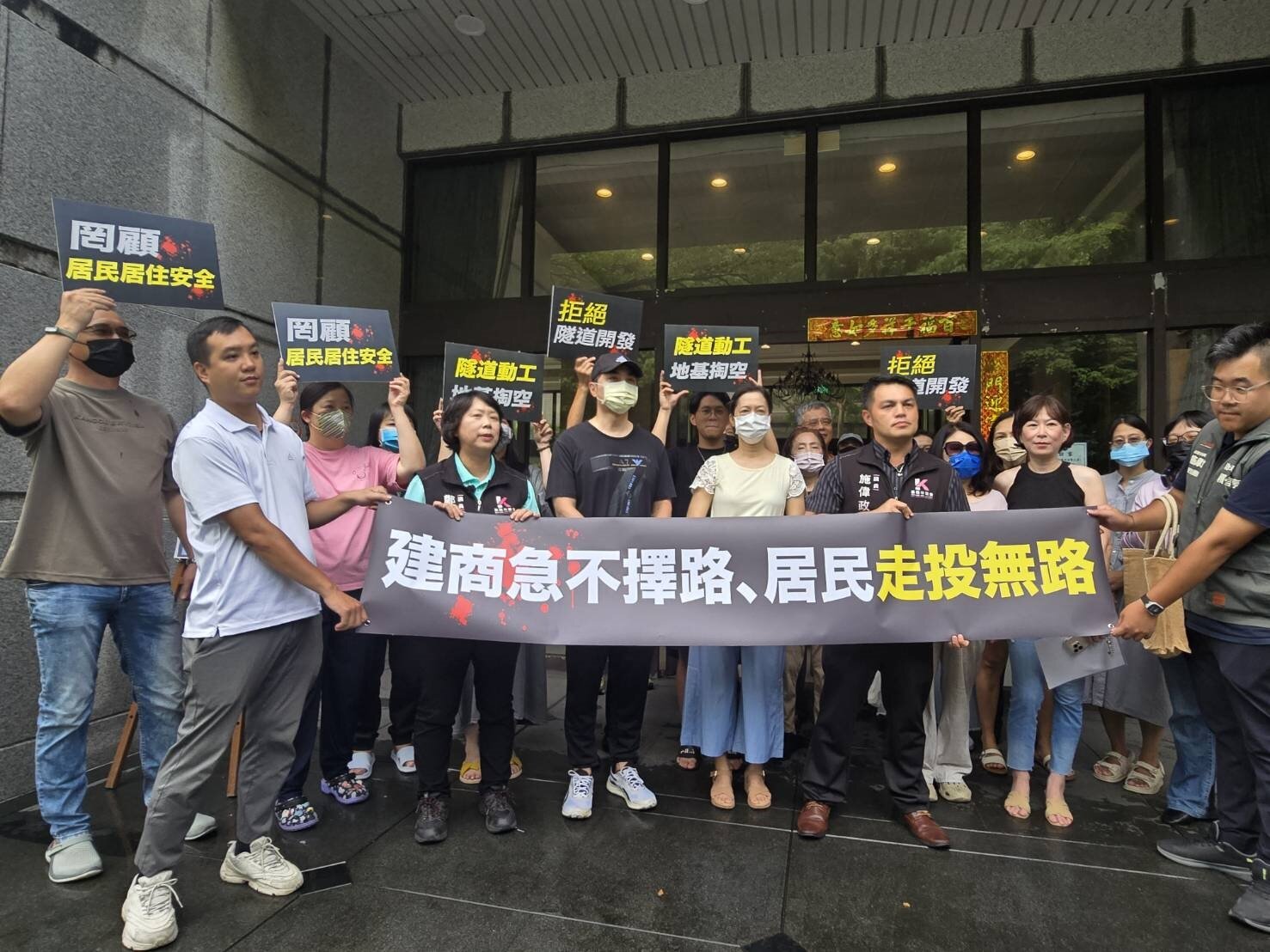 有建商要在虎仔山闢計畫道路將開挖隧道、封迴車塔，居民擔心危及地基安全昨出面抗議。記者游明煌／攝影 