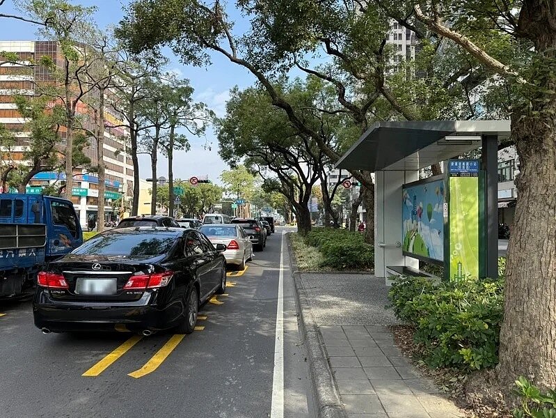 高市輕軌成圓後運量提升,公車運量卻減少,審計部決算發現全市7個常住人口高於500人的鄰無公車服務,交通局指已調整。記者宋原彰/攝影