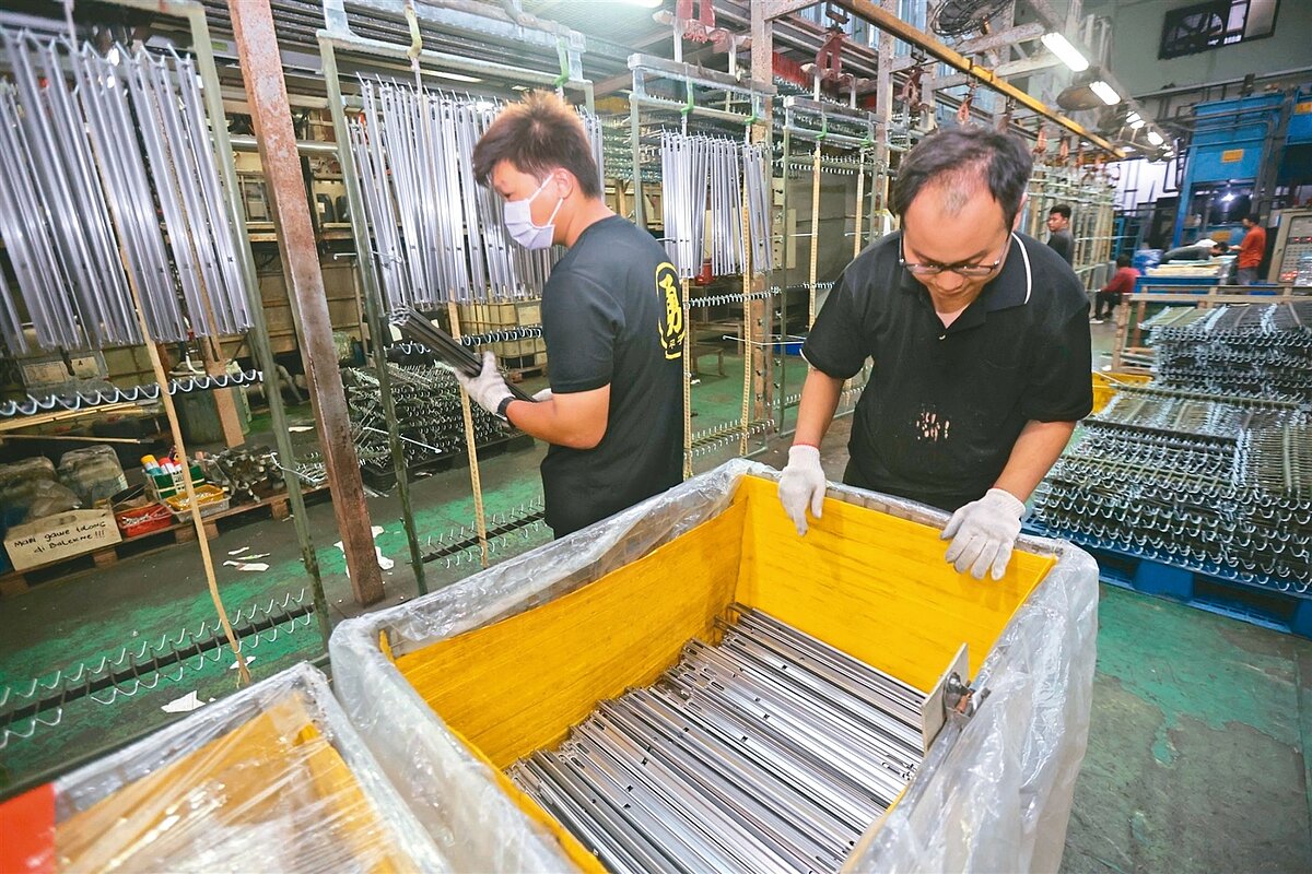 應戰對等關稅衝擊，勞動部公告強化版僱用安定措施，擴大適用九類行業勞工。圖為彰化金屬加工廠。記者黃仲裕／攝影 