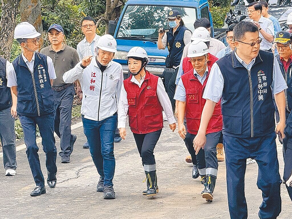 台中市長盧秀燕(前排左三)13日前往霧峰區暗坑巷勘查產業道路毀損災情,拜託立委向中央爭取經費,盡速協助民眾重建家園。圖/寶智華攝