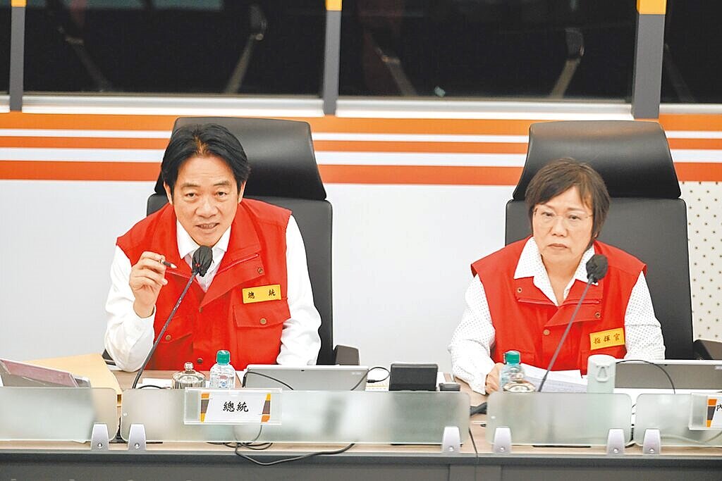 楊柳颱風來襲,賴清德總統(左)13日視察中央災害應變中心,與內政部長劉世芳(右)一同聽取簡報,也與各縣市政府連線。(郭吉銓攝)