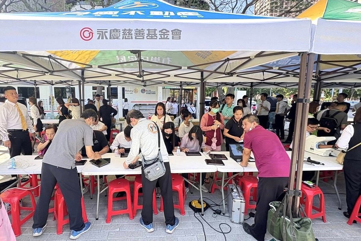 只要捐出250cc熱血即可獲得金色三麥餐券，獲現場民眾熱情響應。圖／永慶房產集團提供