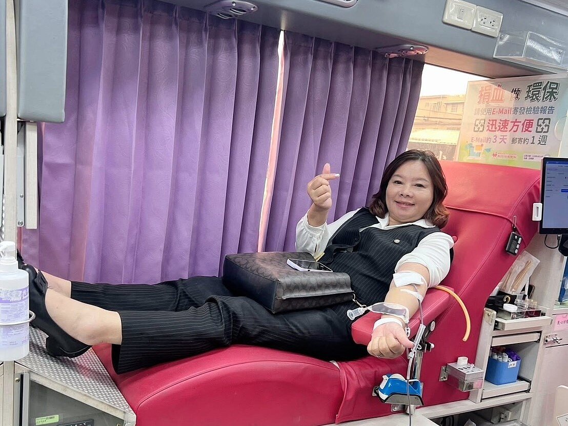 許多同仁也挽起袖子參與活動，為第一線醫療體系補足能量。圖／永慶房產集團提供