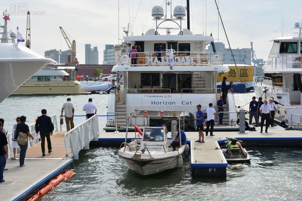 高雄遊艇展海上陳列著許多遊艇帶來許多觀光人潮。(好房News記者 陳韋帆/攝影)