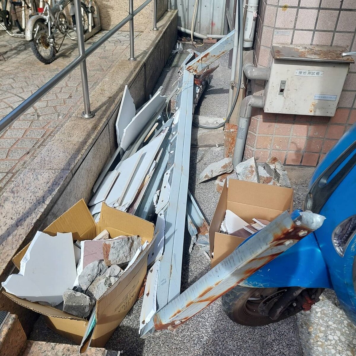 台北市大同區民權西路豪華大廈日前發生頂樓外牆及附屬設施掉落造成公安危害。圖／台北市政府提供