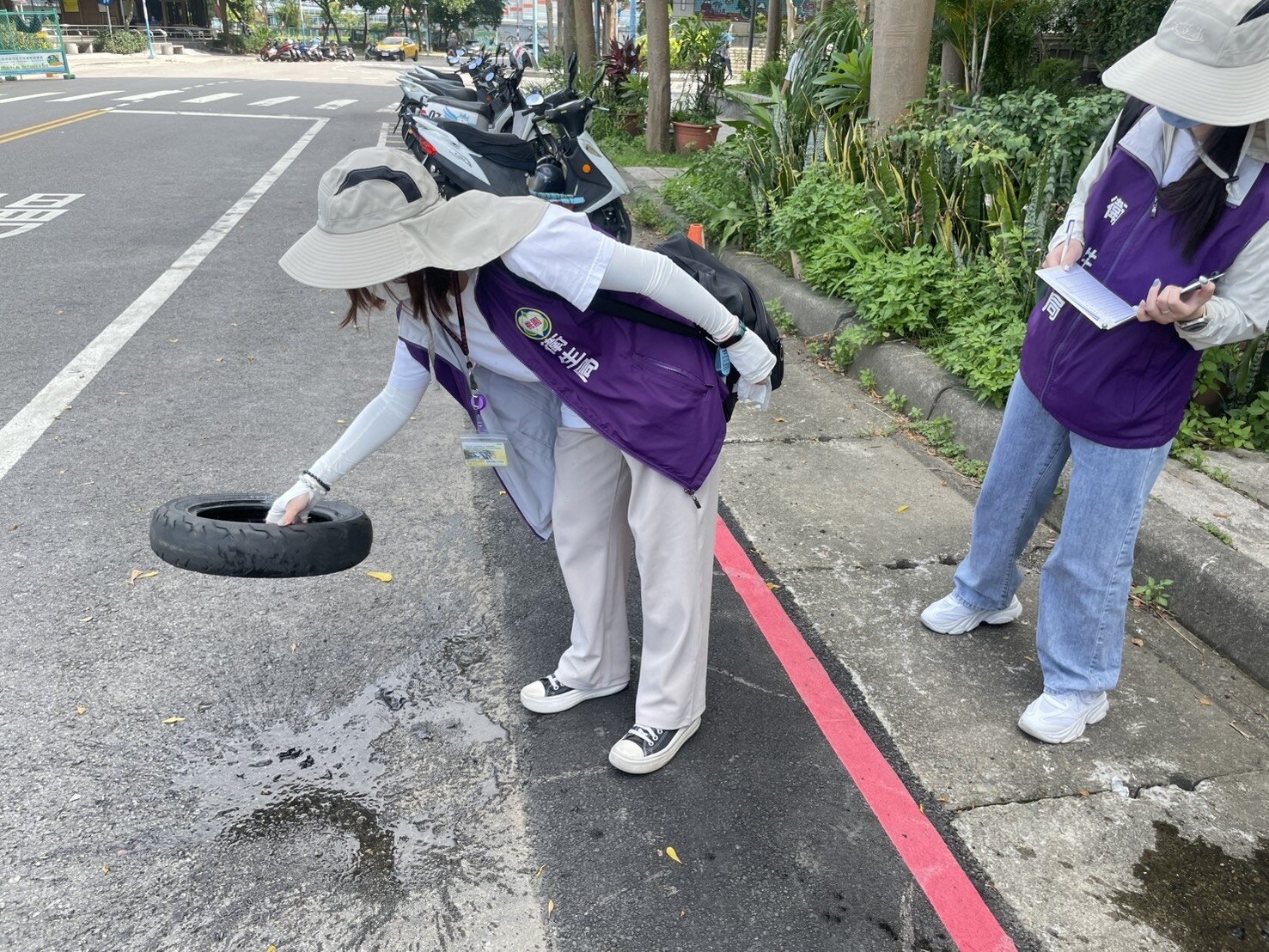 颱風後一周為防治關鍵期，民眾須落實「巡、倒、清、刷」，檢查居家環境，清理積水容器並加蓋。圖：衛生局提供