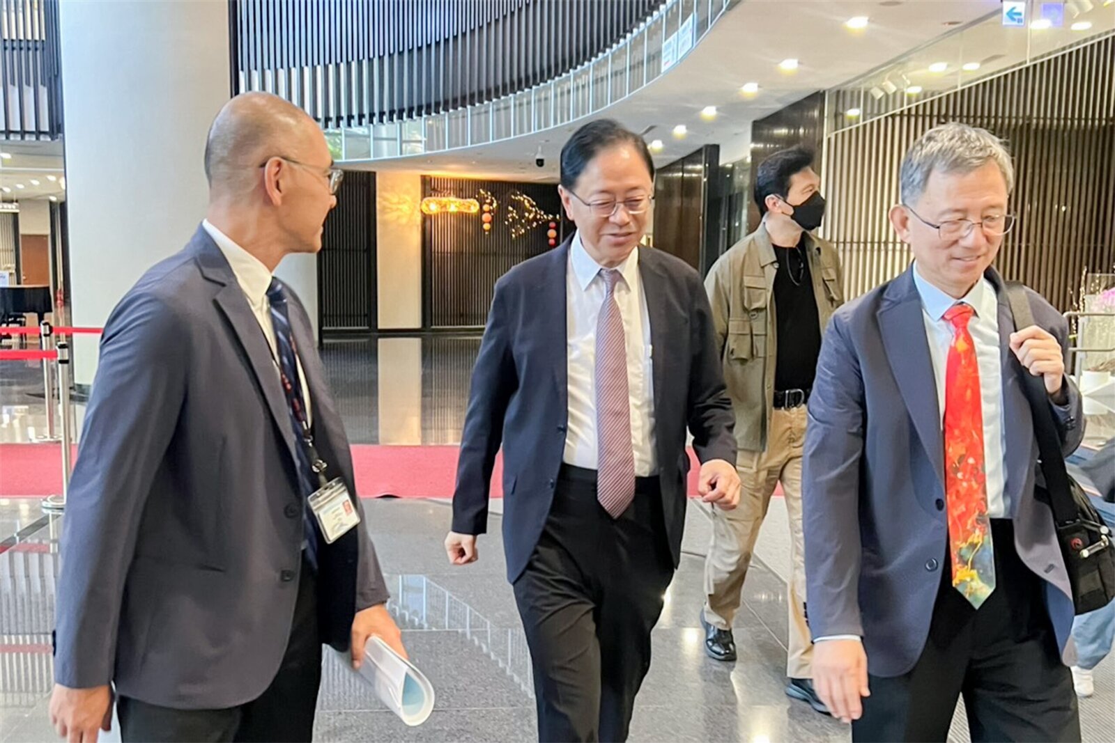 桃園市長張善政與副市長王明鉅、衛生局長賈蔚一同出席衛生福利部醫事審議委員會會議。圖:市府提供