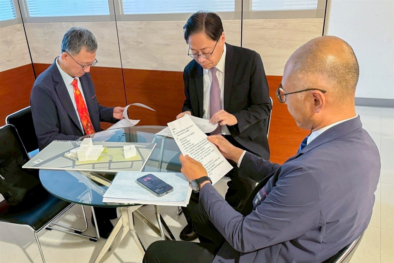 桃園市長張善政向衛福部爭取核定499張一般急性病床,並採取自建自營模式,確保市民長期穩定的醫療保障。圖:市府提供