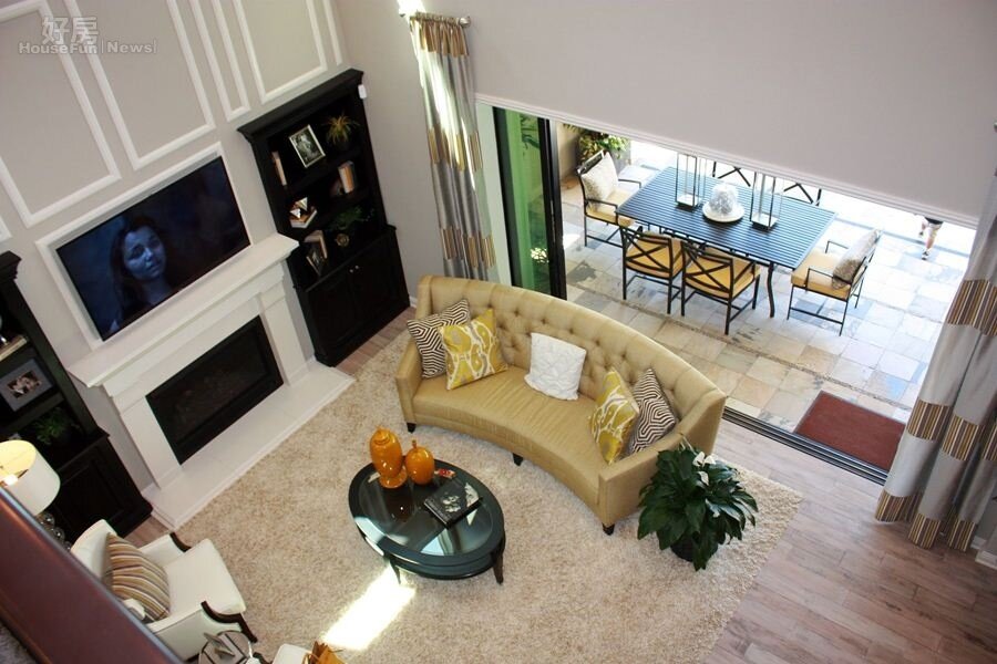 8.周心怡買下的新家建地面積近6000平方英尺（約168坪），可以規劃寬敞的客廳。