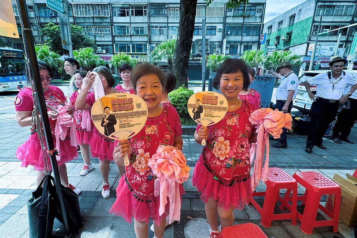 永慶房屋協助台北市南港區合成里「我愛爸爸媽媽活動」，貼心送上扇子給表演者，讓他們清涼一下，有活力後再繼續演出！