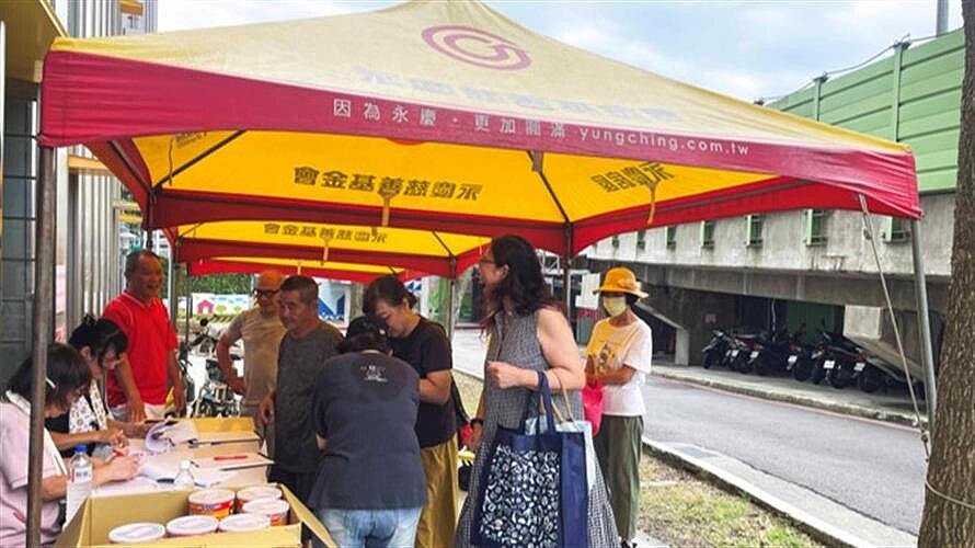 永慶房屋贊助活動帳篷，協助台北市內湖區石潭里辦公室舉辦父親節活動。