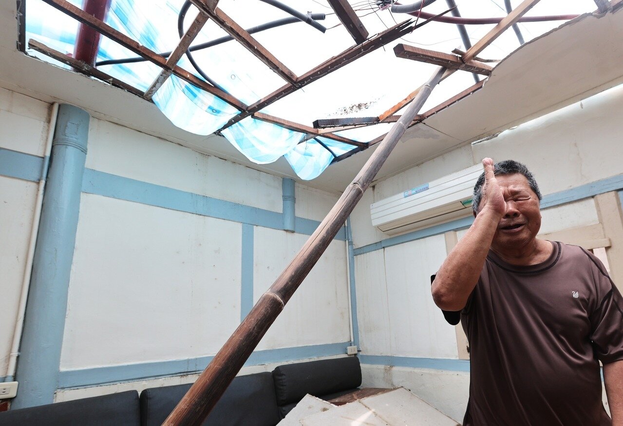 台南市後壁區侯伯里七十七歲廖姓受災戶的老宅,先前遭丹娜絲颱風吹翻屋頂。記者劉學聖/攝影