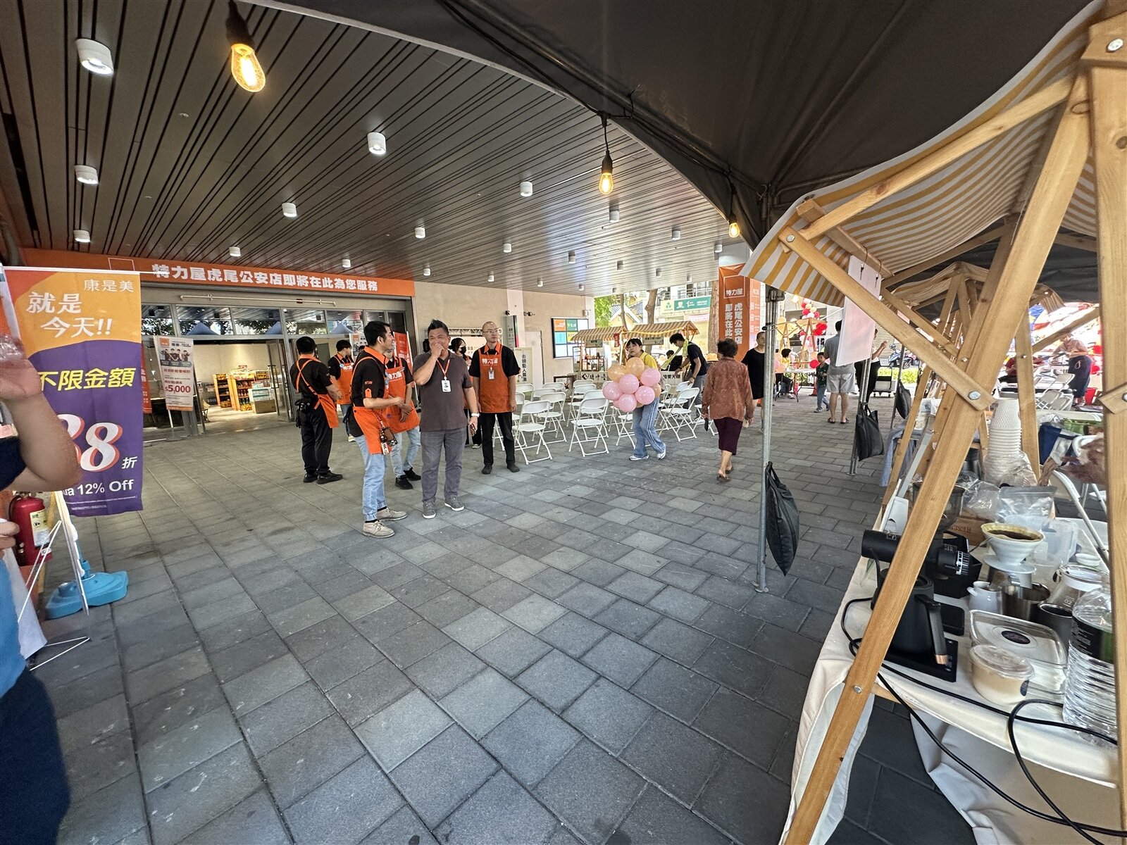 雲林縣虎尾公安立體停車商業大樓,1、2樓商城昨開幕,可解決停車問題並帶動商機。記者蔡維斌/攝影