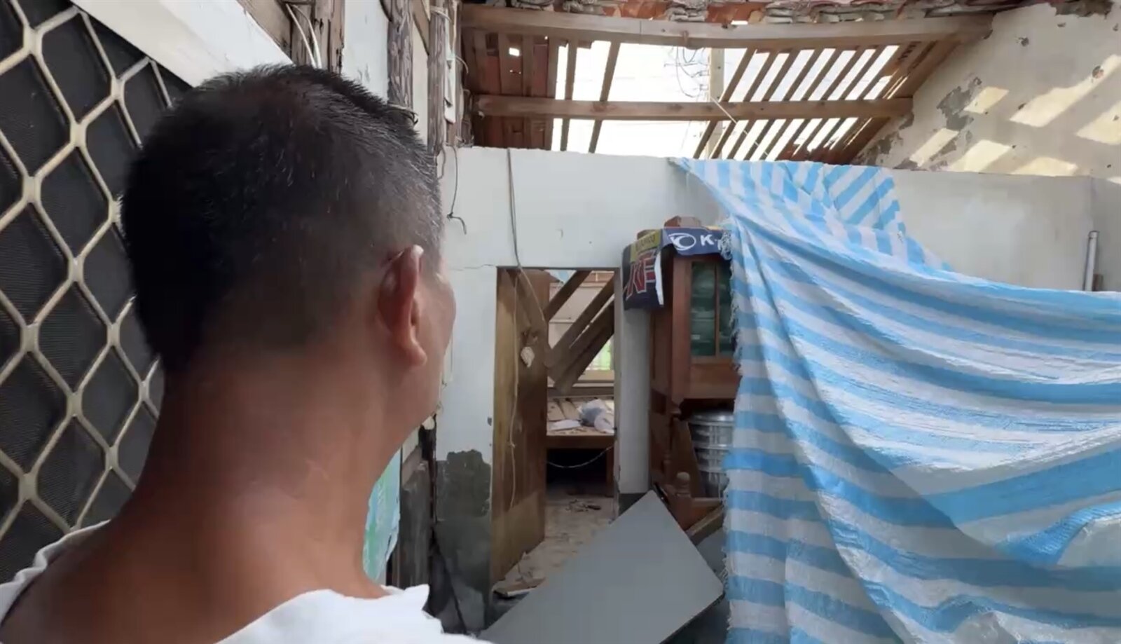 台南七股許多民宅屋損用帆布覆蓋應急,又被楊柳颱風吹掀,再度變成「透天厝」。記者萬于甄/攝影