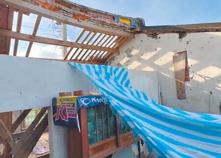 楊柳颱風過境台南將丹娜絲颱風受災戶的屋頂帆布吹翻,令受災戶須重蓋帆布。(郭良傑攝)